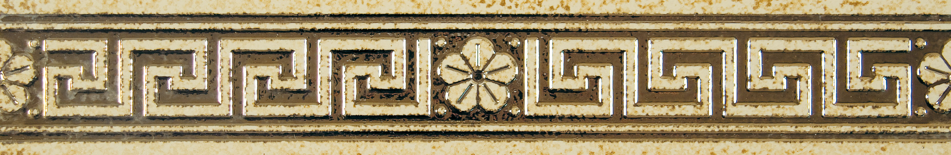 Золотой бордюр для плитки на пол