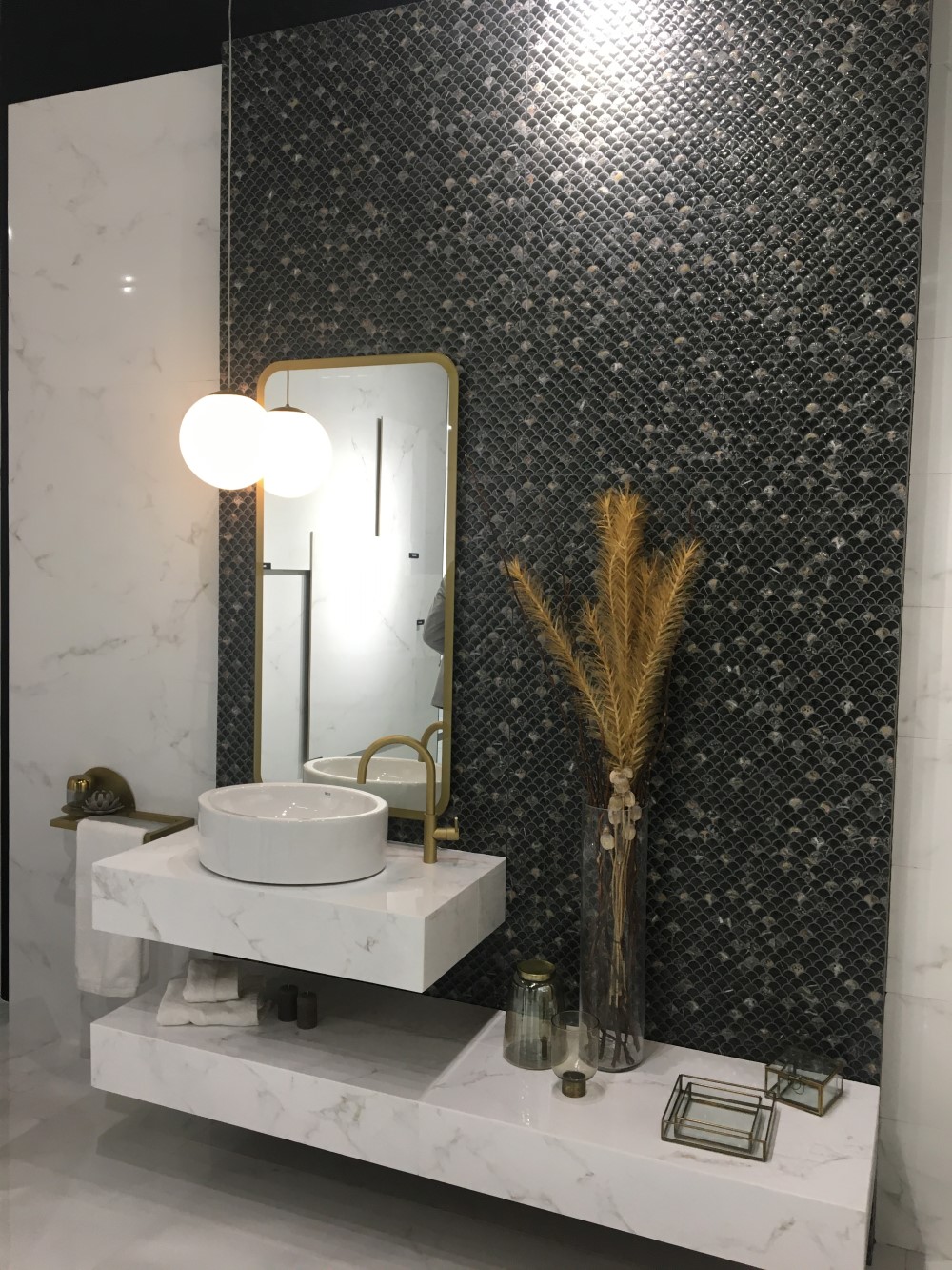 Lucia R 30x90 Emigres